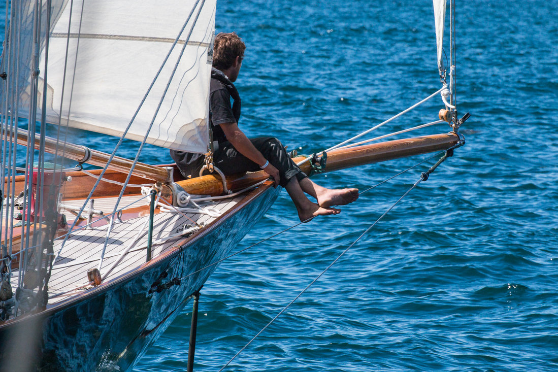 Webdesign et développement de sites internet. Rade de Brest, un homme sur un bateau.